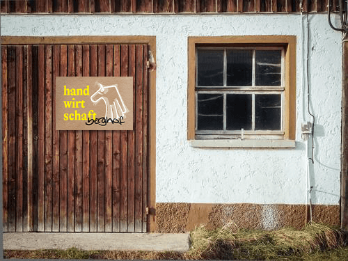 Stalltüre mit Schild von Handwirten